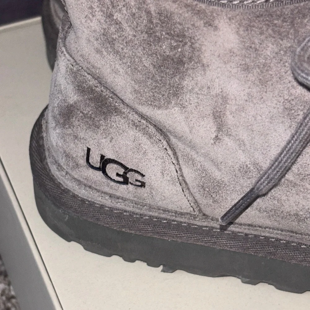 UGG Neumel Chukka Suede Boots Mens Size 11 Charcoal Grey Cozy Casual Sheepskin